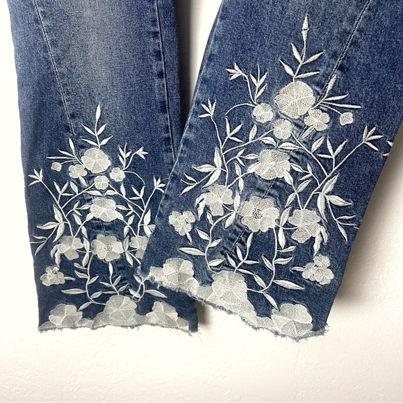 ANTHROPOLOGIE Pilcro Hi Rise Flared Crop Floral Embroidered Blue Jeans Boho 26 - Picture 6 of 9